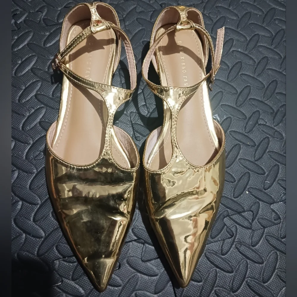 Women Gold Mirror T Strap Pointy Flat Shoes - Picture 3 of 11